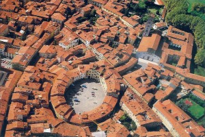 Piazza Anfiteatro, fr&uuml;her noch mit Autos
