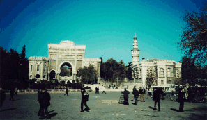 Das Tor der Universit&auml;t und Beyazıt-Turm